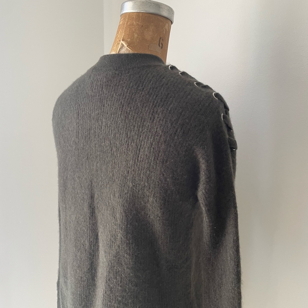 Gently pre-owned Bloomingdale’s cashmere sweater lace up shoulders gray-green S - Picture 9 of 10